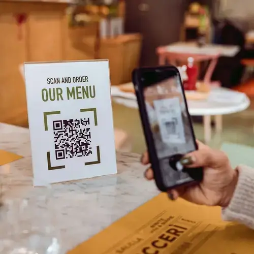 Przewodnik dla właścicieli restauracji na temat tworzenia i integrowania menu z kodem QR